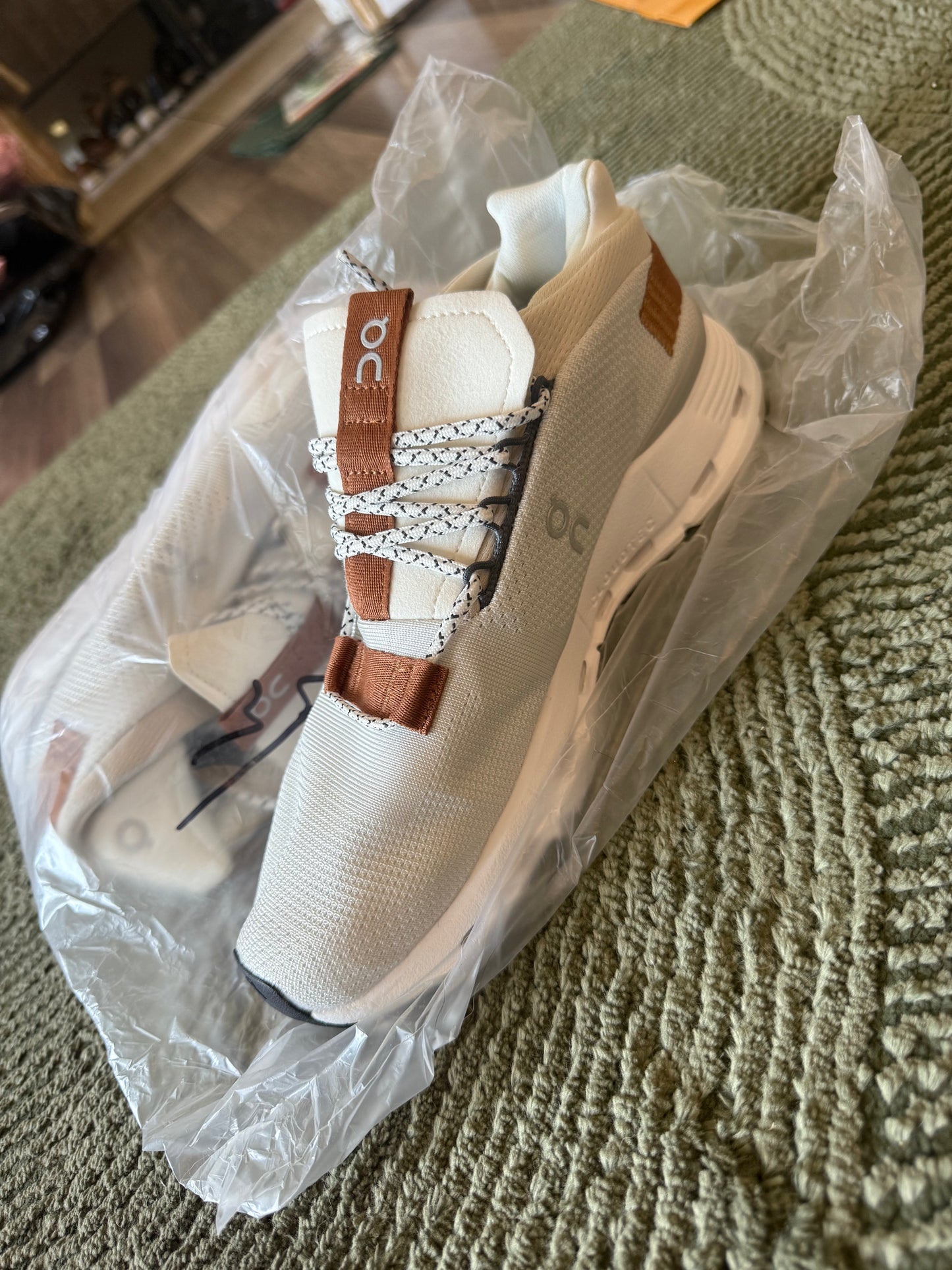 Nova OC Tan/White